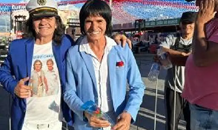 Unidos pela paixão ao Rei, sósias prestigiam show de Roberto Carlos no Maior São João do Mundo