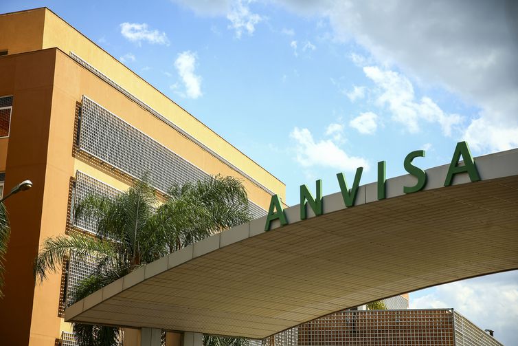 Anvisa proíbe uso de lotes de substância que contaminou petisco canino