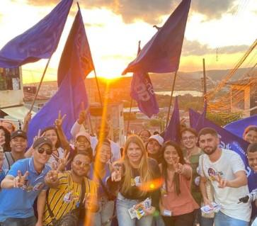 Ao lado de apoiadores, Tatiana Medeiros inaugura novo comitê no centro de Campina Grande, nesta quarta