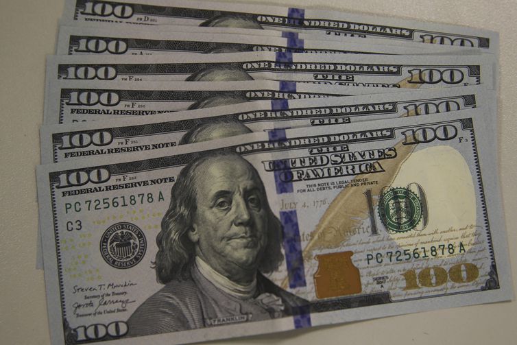 Dólar cai para R$ 5,11 com exterior e Copom