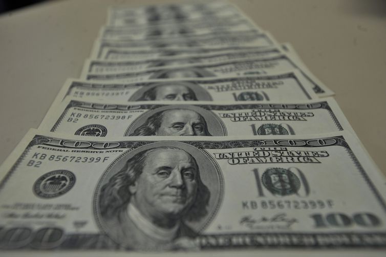 Dólar cai para R$ 5,15 na véspera de reunião do Copom