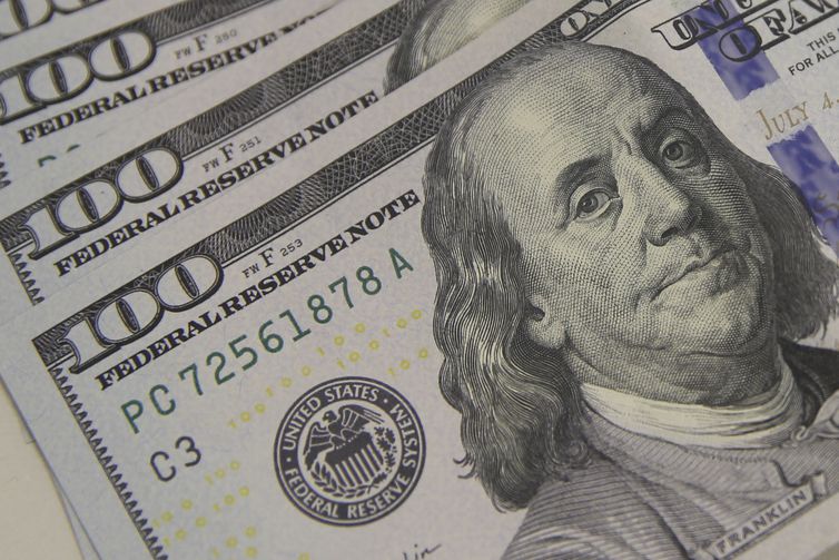 Dólar sobe para R$ 5,25 e tem maior alta semanal em dois meses