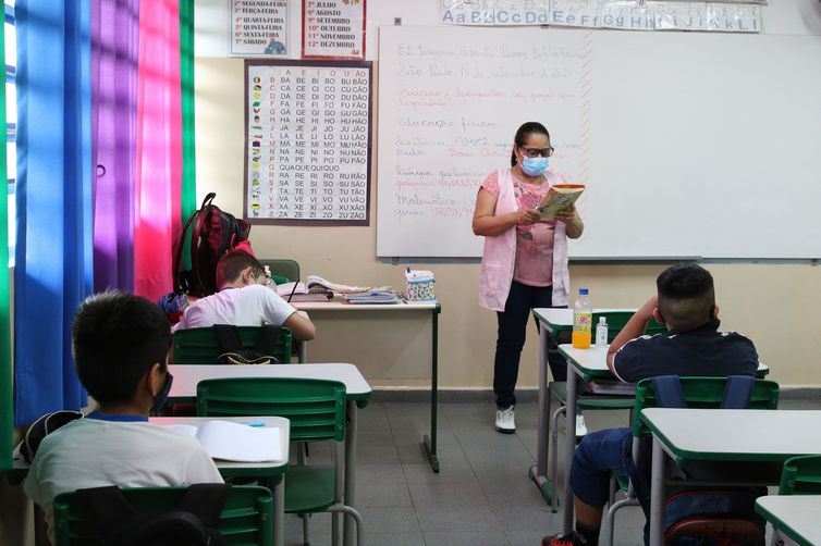 Em 2040, Brasil poderá ter carência de 235 mil professores, diz estudo