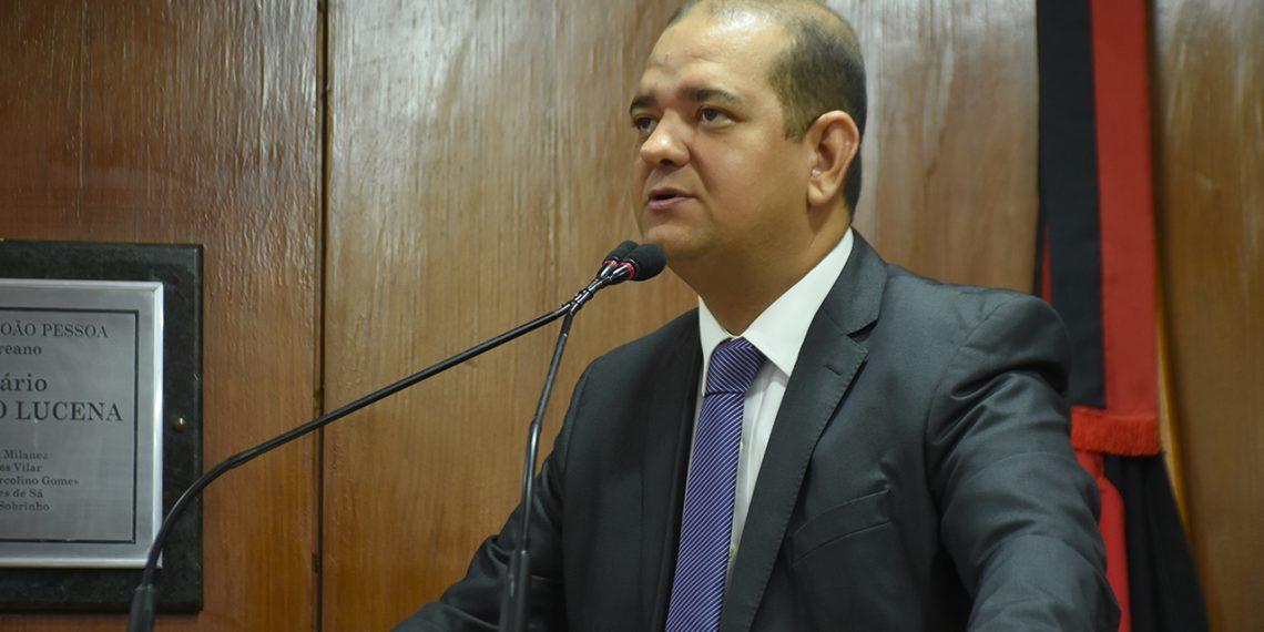 Líder do Governo comemora ordens de serviço para iluminação em LED no Timbó e na Ilha do Bispo