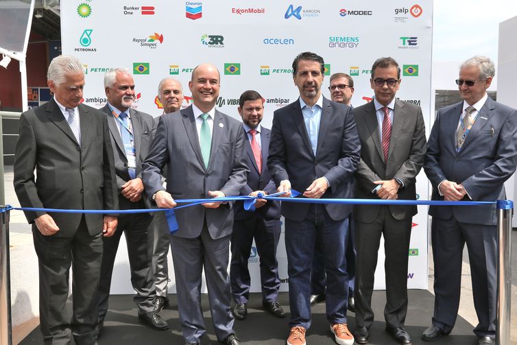 Ministro de Minas e Energia diz que Petrobras venderá refinarias 