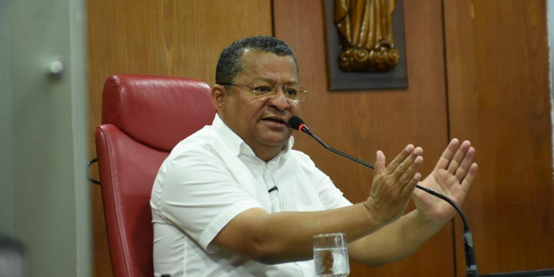 Nilvan Ferreira responde a perguntas da população, de vereadores e da imprensa em sabatina na CMJP