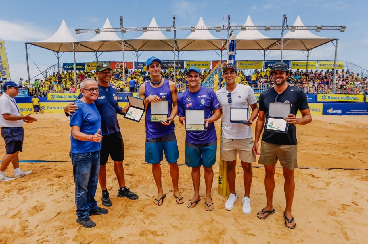 Prefeito homenageia atletas da casa campeões da Copa do Mundo de Vôlei de Praia