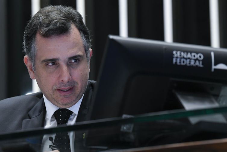 Senador Pacheco reúne líderes para viabilizar piso da enfermagem