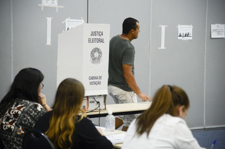 Após nove horas, horário de votação termina em todo o país