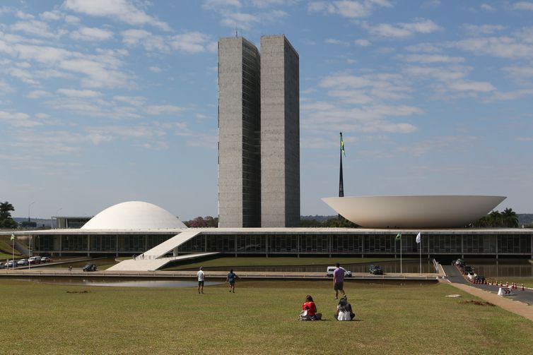 Bancada feminina encolhe no Senado. Câmara elege a maior da história