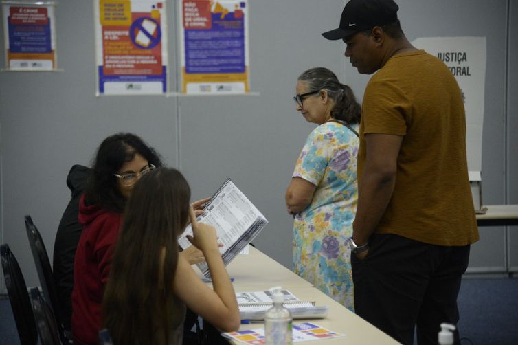 Biometria, falta de colas e alto comparecimento causam filas no Rio