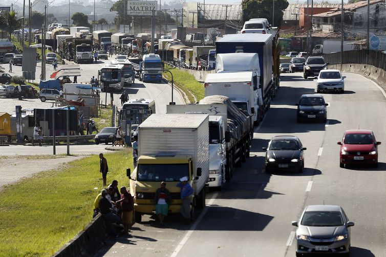 Caminhoneiros e taxistas recebem auxílio nesta terça 