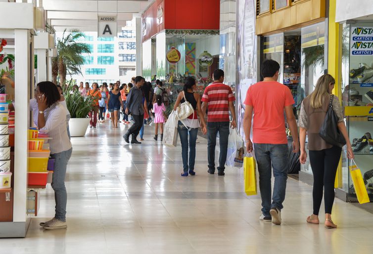 CNC projeta maior oferta de vagas temporárias desde o Natal de 2013