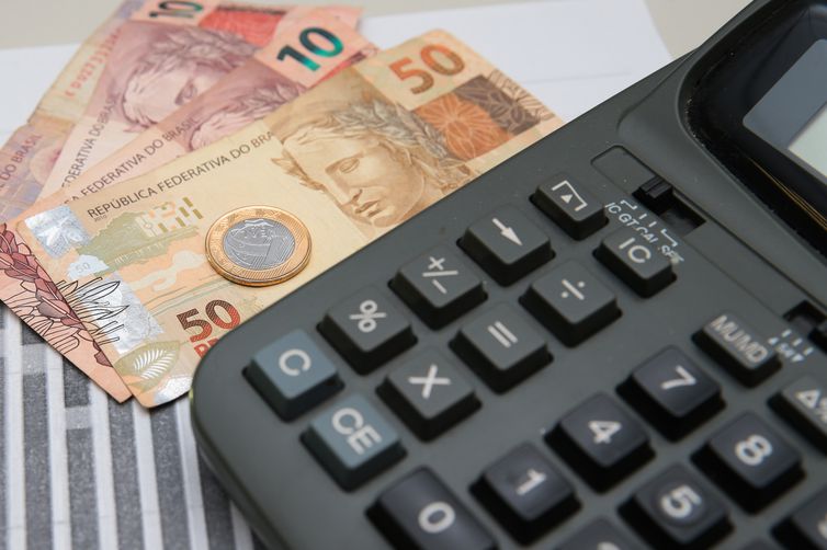 Dívida bruta cairá para 76,2% do PIB após acordo com BNDES