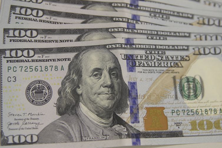 Dólar fecha estável, mesmo com dados de inflação alta nos EUA