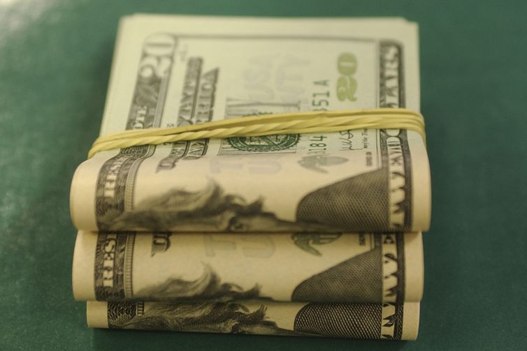 Dólar sobe para R$ 5,21 à espera de dados da economia americana