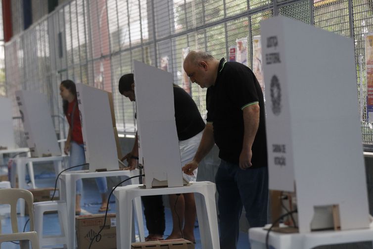 Eleitores vão às urnas neste domingo para o segundo turno