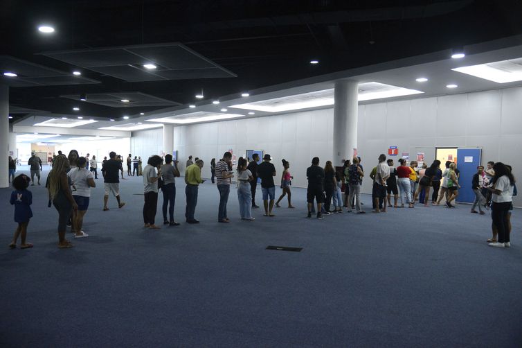 Filas se formam em vários locais de votação no Rio