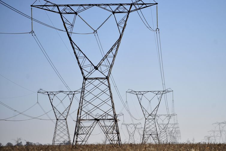 Leilão de energia movimenta R$ 6,5 bilhões