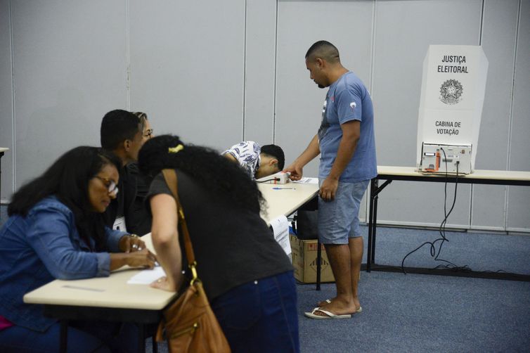Maior local de votação da capital fluminense tem manhã tranquila