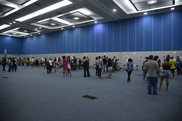 Maior local de votação da cidade do Rio de Janeiro tem filas
