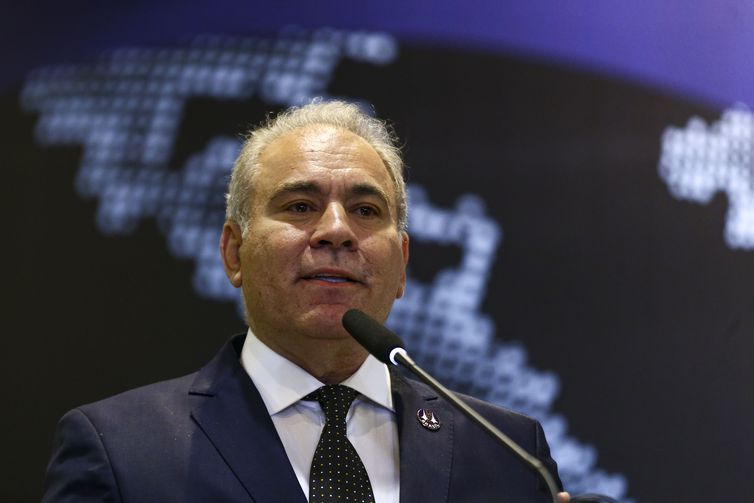 Ministro diz que país atingirá meta de vacinação contra a pólio