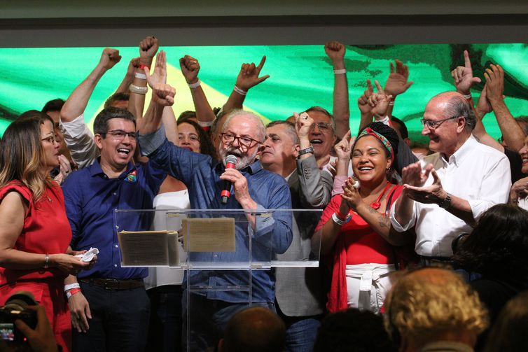Partidos parabenizam vitória de Lula e citam democracia