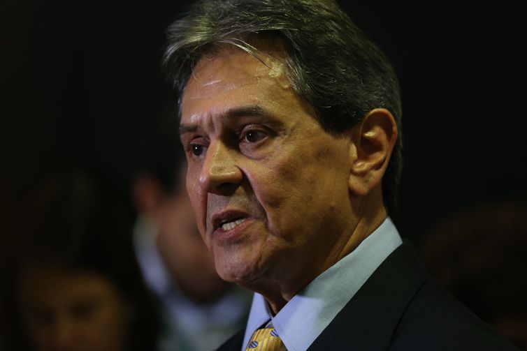 Roberto Jefferson reage a prisão e estilhaços atingem policiais