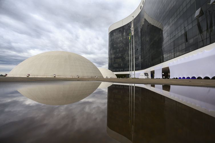 TSE conclui totalização de votos pouco depois da meia-noite 