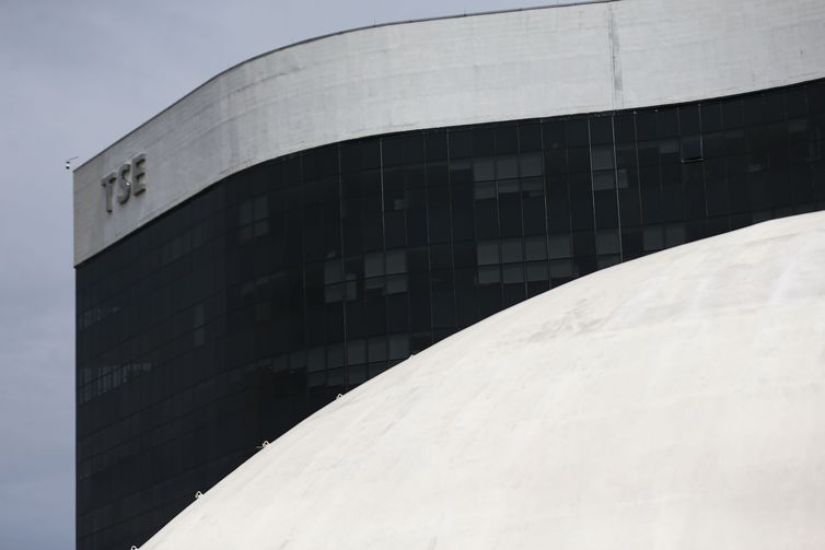 TSE manda apagar post que liga candidato Lula a casos de corrupção
