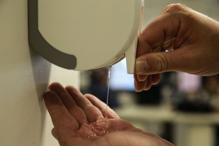 Covid-19: Anvisa libera venda de álcool 70% na forma líquida
