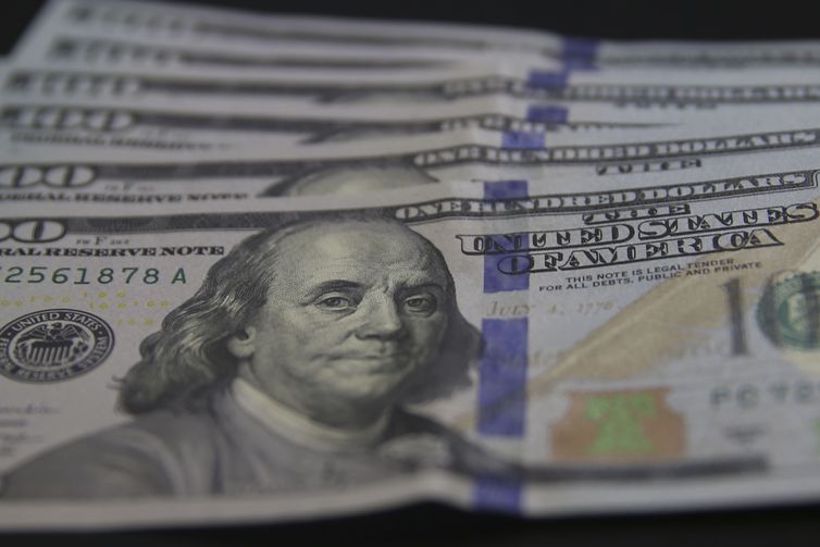 Dólar cai para R$ 5,33, mas tem maior alta semanal desde maio de 2020