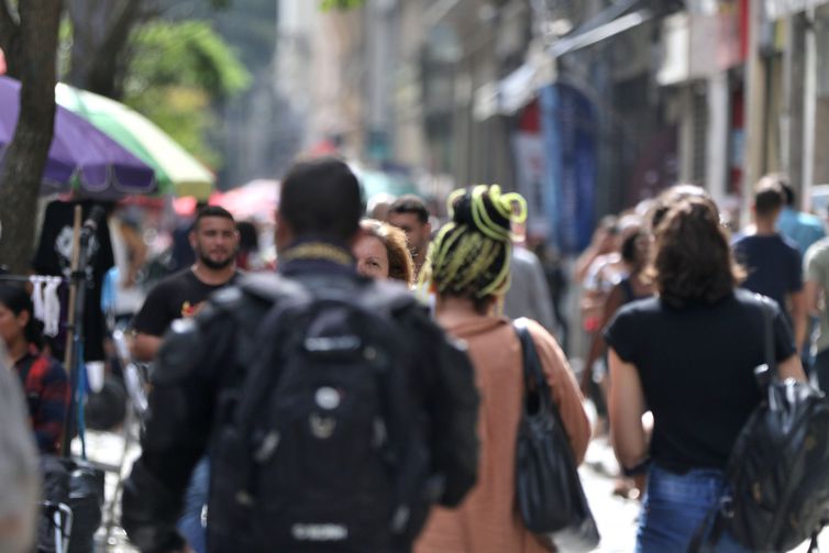 IBGE: renda média de trabalhador branco é 75,7% maior que de pretos 