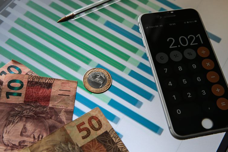 IBGE revisa queda do PIB de 2020 para 3,3%