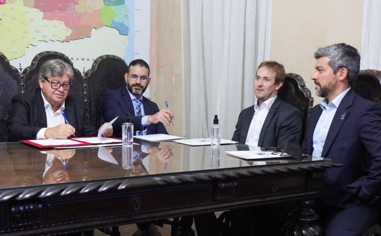 João Azevêdo assina protocolo de intenções com empresa dinamarquesa que pretende instalar mais R$ 1 bilhão de investimentos em energia eólica