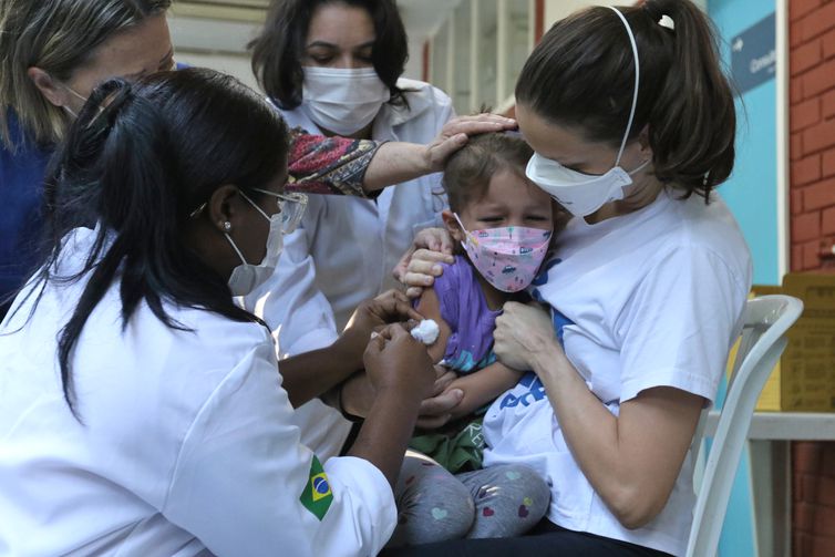 Ministério da Saúde recebe 1 milhão de doses de vacina contra covid-19