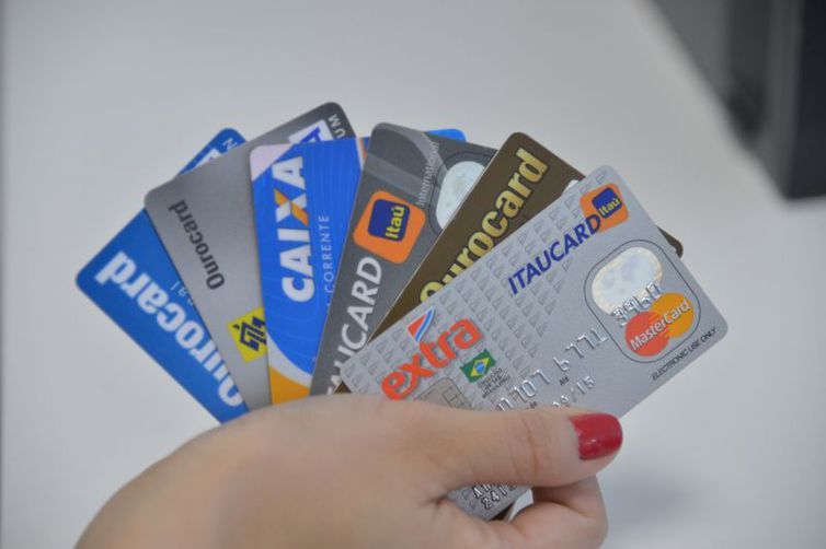 Pagamentos com cartões movimentam R$ 827 bilhões no 3º trimestre
