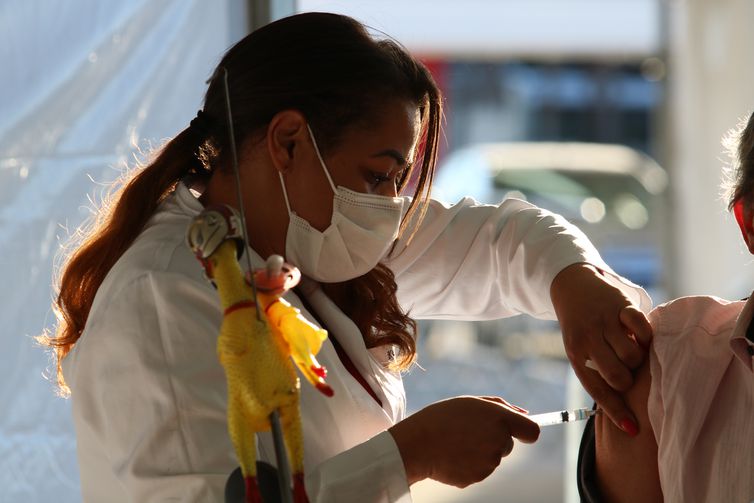 Vacinação contra covid-19 no Brasil salvou 63 mil idosos em 2021