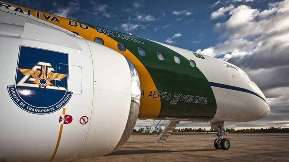 Avião de Bolsonaro decola rumo a Orlando, nos Estados Unidos