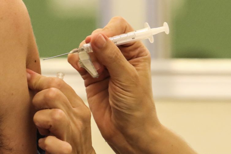 Brasil registra 35,4 mil novos casos de covid-19 em 24 horas