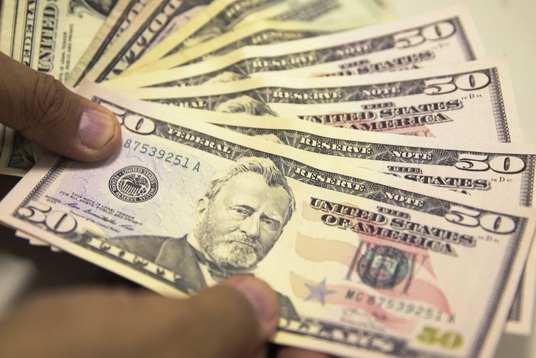 Dólar fecha praticamente estável após elevação de juros nos EUA
