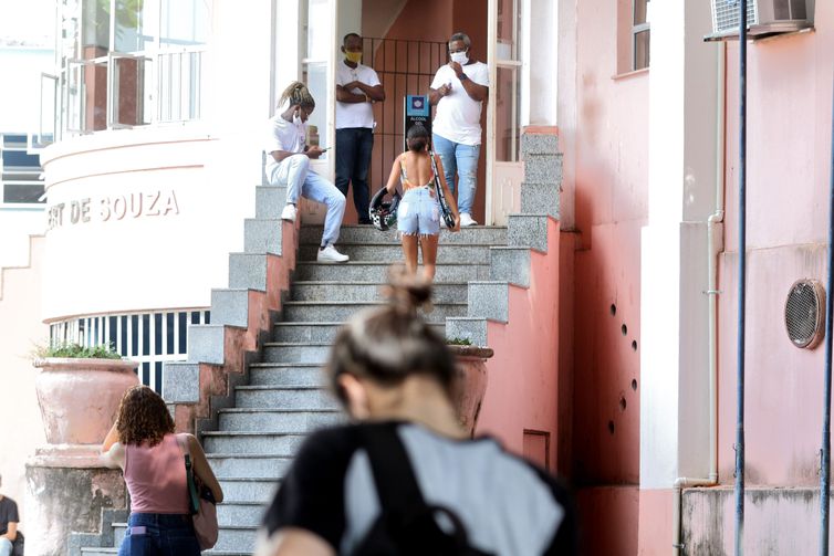 Edital concede bolsa e recursos para pesquisadores negros e indígenas 