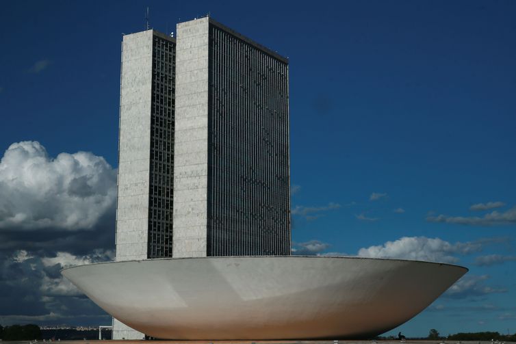 Piso salarial de enfermagem é aprovado em comissão especial da Câmara