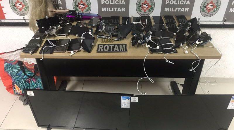 Polícia Militar prende trio que assaltou loja e recupera mais de 30 celulares roubados