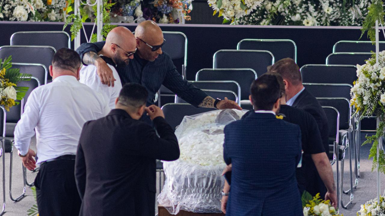 Ausência de atletas do penta e outros jogadores é sentida em velório de Pelé