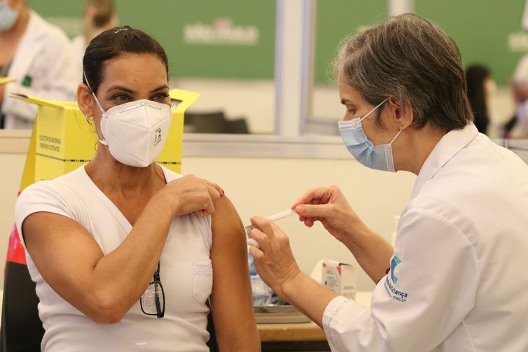 Covid-19: Brasil registra mais 21,2 mil casos  e 11 mortes em 24 horas