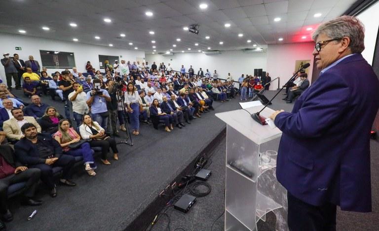 João Azevêdo autoriza medidas econômicas para beneficiar setor produtivo e assina protocolos de intenções para instalação de novos empreendimentos