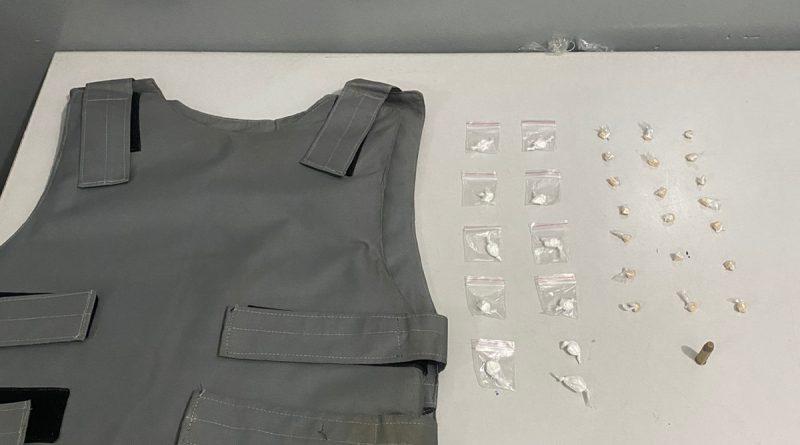 Suspeito de integrar grupo criminoso é preso com drogas e colete balístico em Santa Rita