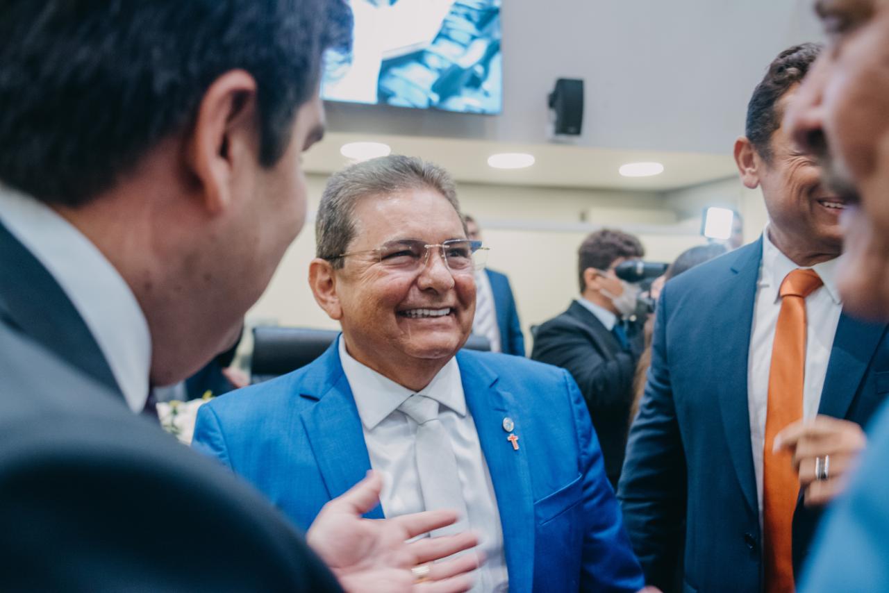 Deputados estaduais tomam posse e elegem Adriano Galdino presidente da ALPB
