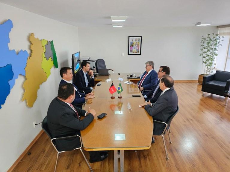 João Azevêdo se reúne em Brasília com direção de companhia aérea para viabilizar voo para Cajazeiras